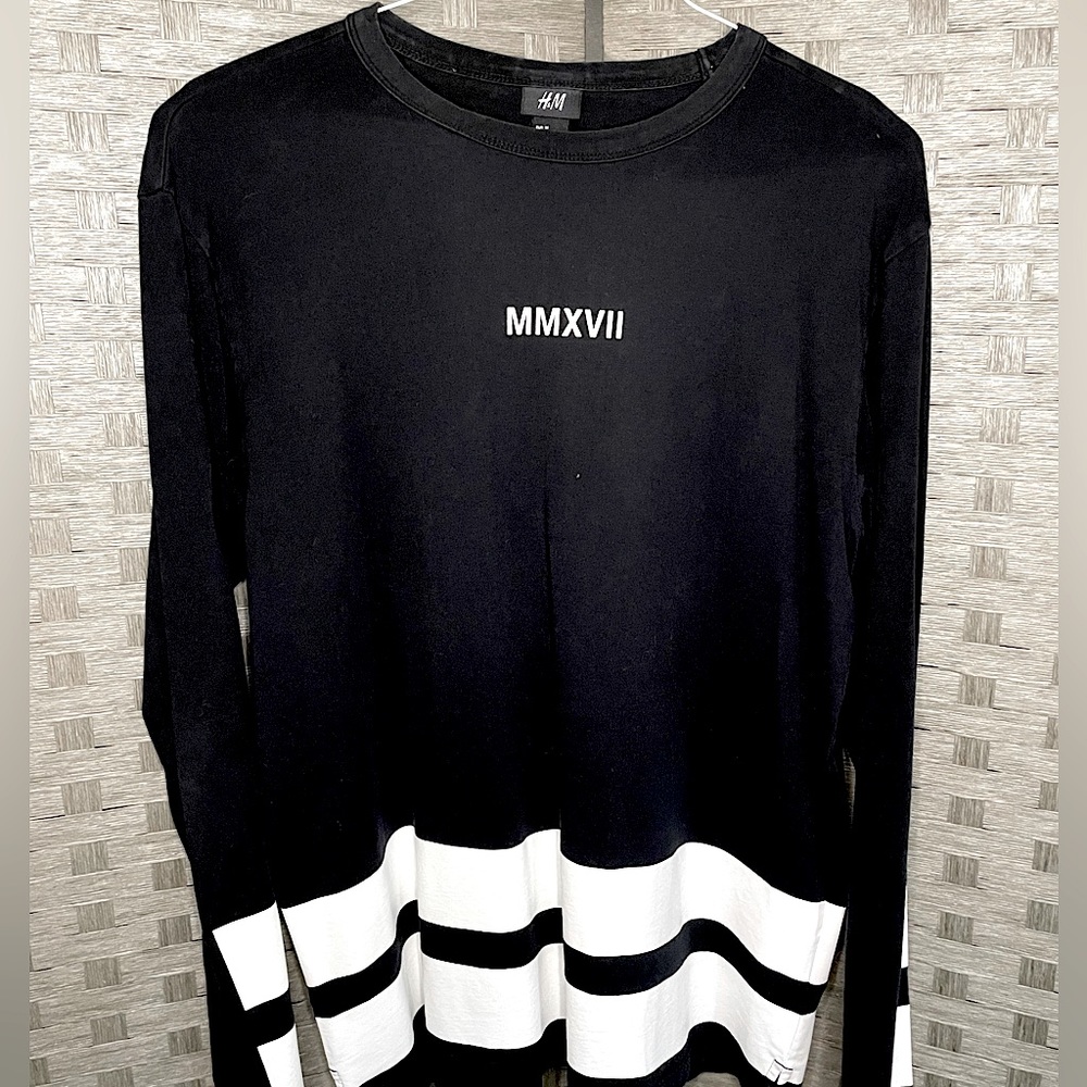H&M Long Sleeve reflective/white Black Tee size M